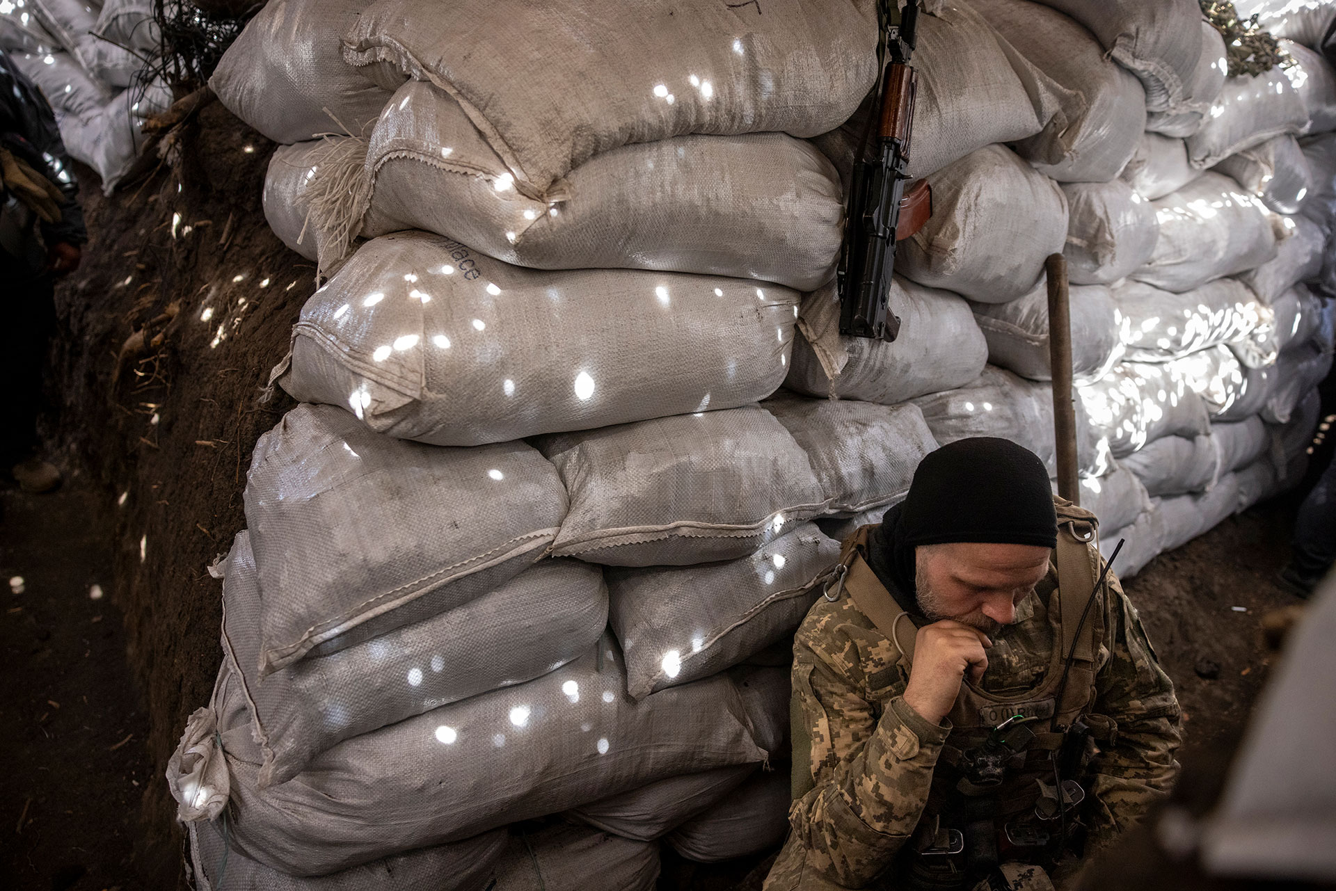 Віктор сидить мовчки після того, як дізнався, що товариш на сусідній позиції був убитий тим, що, здається, було російським безпілотним літальним апаратом, або FPV. Солдати кажуть, що Україні потрібно подвоїти або потроїти один мільйон безпілотників FPV, я